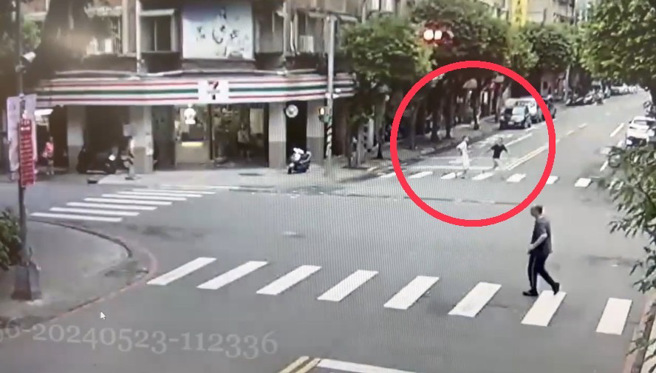 彭姓男子与22岁郑姓男子有债务纠纷，23日清晨6时32分，双方相约在永和仁爱公园谈判。（图 / 高钧麟翻摄）