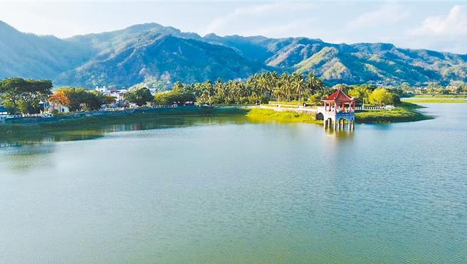 每年端午節高雄愛河等水域都有傳統龍舟競賽，美濃商圈促進會為了促進在地觀光發展，去年規畫原本預計今年端午節將在美濃湖辦理龍舟賽或立漿舟賽等水上活動，不過因考量安全需設立碼頭，經向市府觀光局申請經費未著落，今年端午節美濃湖確定無法辦龍舟賽。（林雅惠攝）