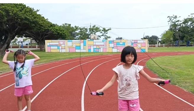 台西乡新兴国小自从乐动校园计画上路后，低年级小朋友乐于跳绳。（新兴国小提供）