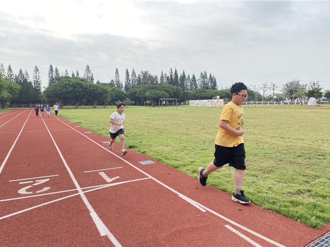 云林县新兴国小每天下午放学后都有小朋友绕着操场跑，跑完立即登录。（新兴国小提供）