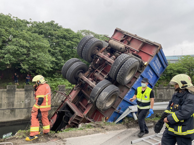 联结货车不慎撞破护栏摔进大排内，消防队进行救援。（翻摄画面）