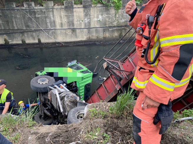 联结货车不慎撞破护栏摔进大排内，消防队进行救援。（翻摄画面）