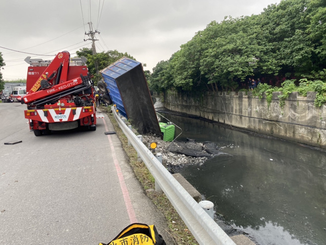 联结货车不慎撞破护栏摔进大排内，消防队进行救援。（翻摄画面）