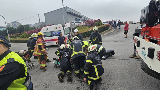 联结货车不慎撞破护栏摔进大排内，消防队进行救援。（翻摄画面）