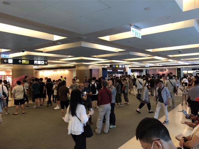 故宮北院23日停電時遊客疏散至大廳等候。（國立故宮博物院提供／李怡芸台北傳真）