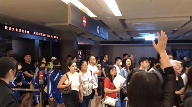 停電時故宮人員引導遊客至大廳。（國立故宮博物院提供／李怡芸台北傳真）