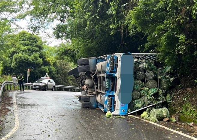 1輛大貨車從宜蘭縣南山部落載滿車高麗菜下山販售，23日行經合歡山公路轉彎處撞山壁翻覆。（警方提供／楊靜茹南投傳真）