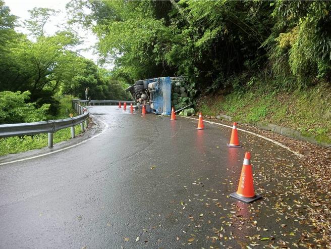 菜車撞山壁翻覆，所幸未波及來往人車，已拖吊排除，未影響通行。（警方提供／楊靜茹南投傳真）