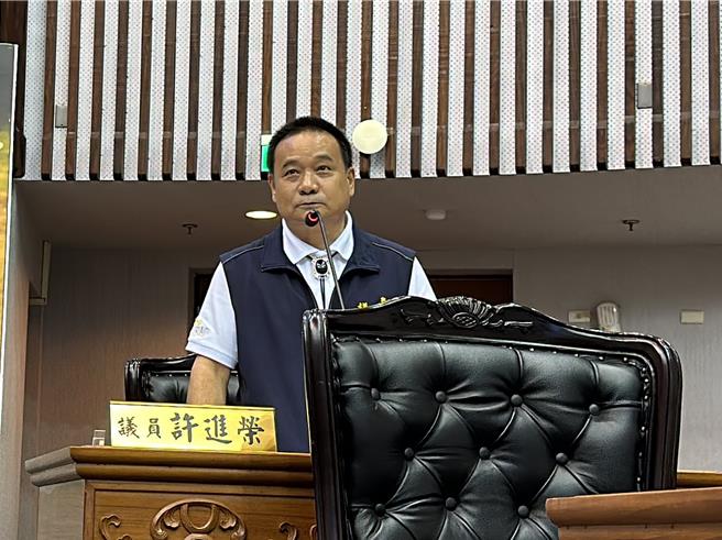 台东县议员许进荣今天建议台东县府协助举办「第一鲔」拍卖会及协助促销鬼头刀。（蔡旻妤摄）