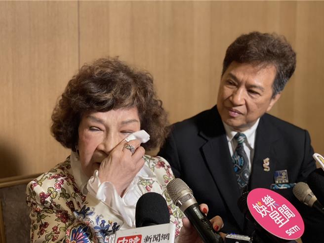 周游（左）忍不住落泪。（图／谢佩桦摄）