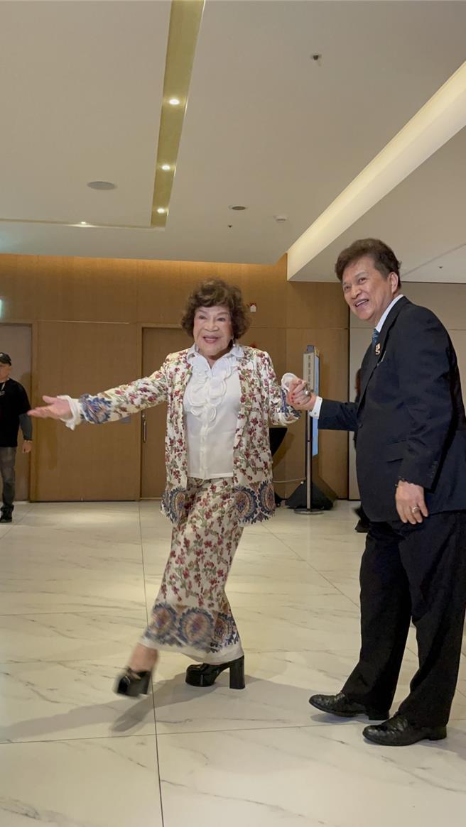 周游（左）踩高跟鞋翩翩起舞。（图／谢佩桦摄）