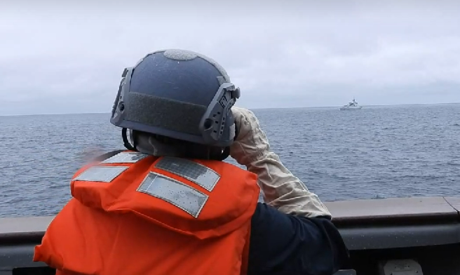 海军「班超舰」紧贴中共052D「绍兴舰」监控画面曝光。(国防部提供)