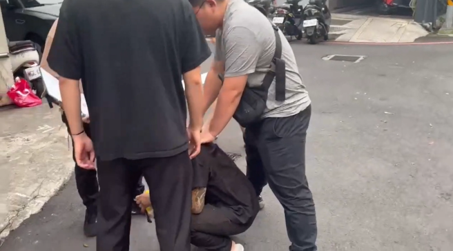 犯嫌落网画面。（图 / 刘咏韵翻摄）