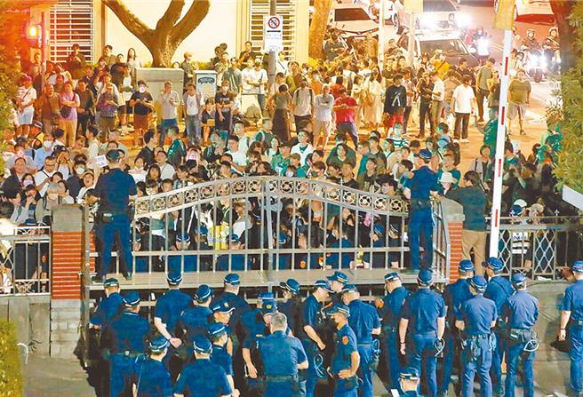 24日立法院將續審國會改革法案，同時挺綠民眾也將再集結抗議，立法院繃緊神經，調查每位立委離場動線。（本報資料照片）