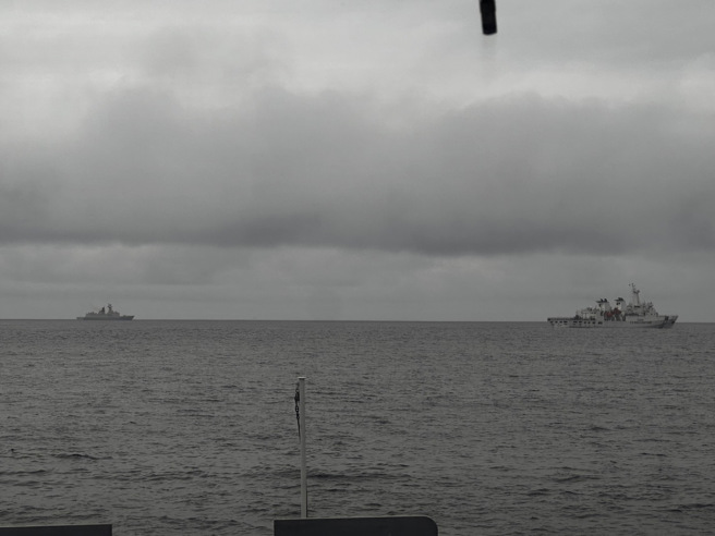 陸飛彈護衛艦「益陽號」逼近彭佳嶼 ，海巡「宜蘭艦」緊貼驅離。(海巡署提供)
