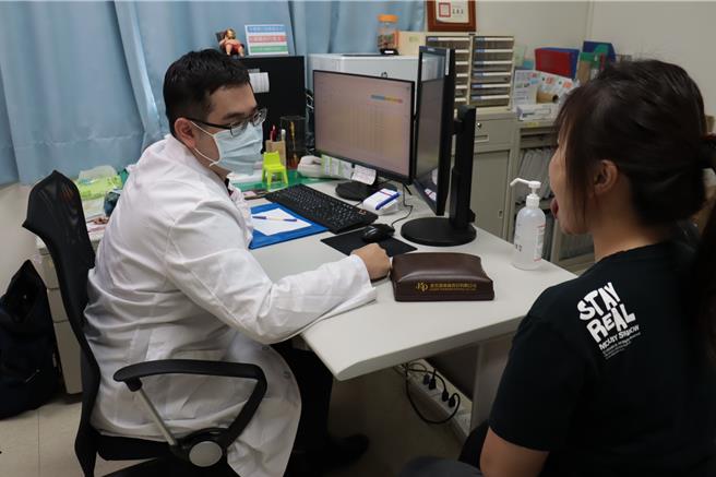 現代人常因生活壓力大造成習慣性便祕，彰化醫院中醫師黃鋒榮強調，預防便祕最好從日常生活做起，包括保持情緒平穩、規律作息、多運動、攝取足夠的纖維質與水分。（彰化醫院提供／葉靜美彰化傳真）