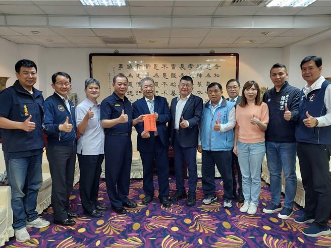 殺人未遂犯脫逃4天昨在新莊落網，新北市議會議長蔣根煌（左五）今日邀集副議長陳鴻源及議會各黨團總召共同表揚並頒贈慰勉金5萬元予破案有功人員。（陳慰慈攝）
