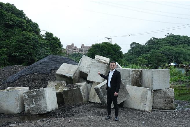 文高用地位于汐止大同路一段515巷内，现场可以看到许多的沥青废渣，堆积成一座小山。（廖先翔办公室提供）