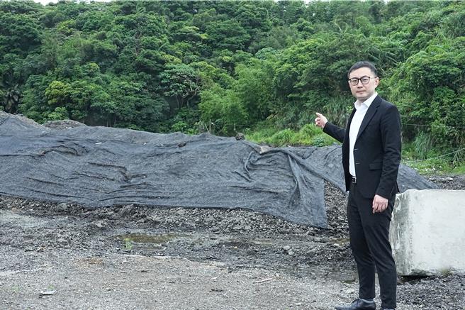 内政部原规画在新北市汐止文高用地兴建9百户社会住宅，钻探地质发现营建废弃物等垃圾，甚至有IC晶片。（廖先翔办公室提供）