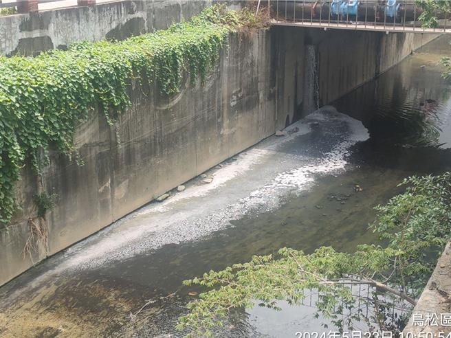高市府环保局23日上午接获凤山溪河川巡守队反映，称大智陆桥下有死鱼情事，稽查人员立即前往追查死鱼成因，并顺利查获大寮区1家五金加工喷漆工厂及鸟松区1家团膳工厂偷排废水至凤山溪流域内。（高市府环保局提供／洪浩轩高雄传真）