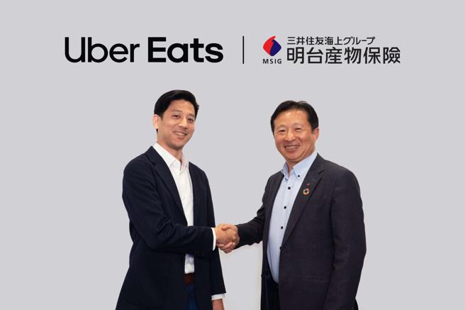 Uber Eats 营运总监王立中（左）与明台产物保险总经理陈嘉文（右）宣布为平台外送合作伙伴提供全台第一张第三人责任险。（Uber Eats提供／古明弘台北传真）