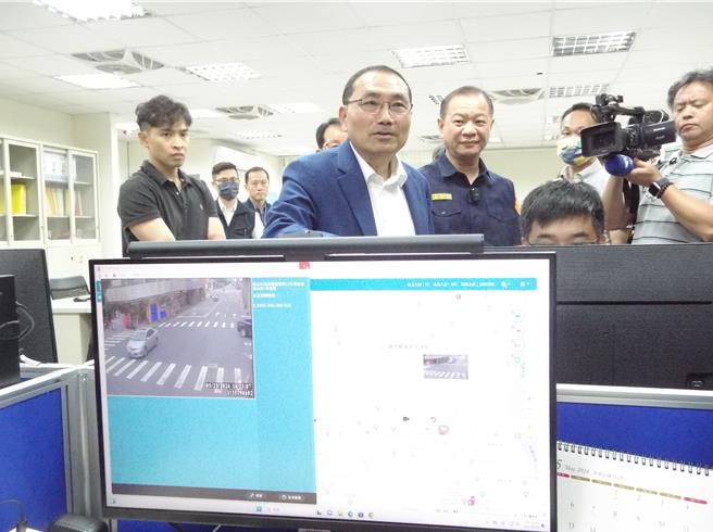 鹰眼队队长石春吉向市长侯友宜（中）介绍科技执法、侦办系统及案件说明。（张铠乙摄）