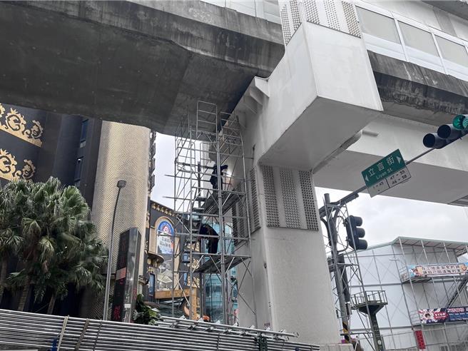 新北捷運局進場搭設施工架作業。（新北市捷運局提供／張鎧乙新北傳真）