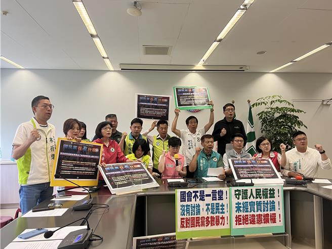 立法院國會改革案鬧得沸沸揚揚，戰場還延伸到台中，台中市議會民進黨團抨擊藍營踐踏程序正義、違反民主精神。（林欣儀攝）