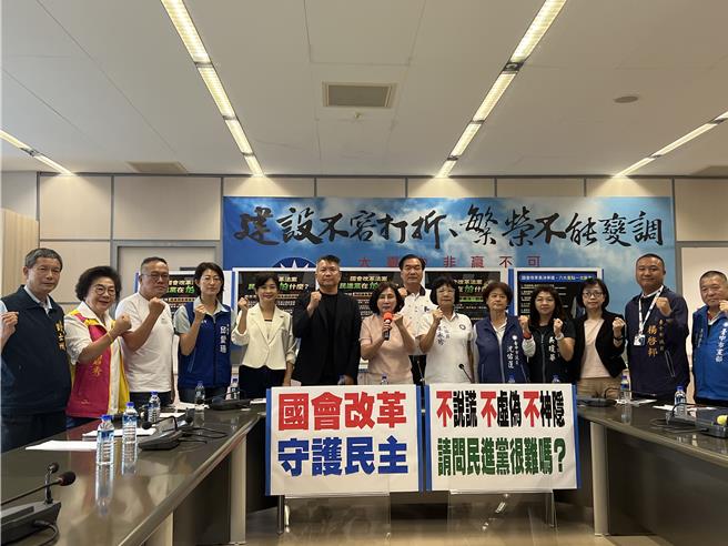 立法院國會改革案鬧得沸沸揚揚，戰場還延伸到台中，國民黨台中市議會黨團怒批民進黨當家鬧事的作法非常可惡。（林欣儀攝）