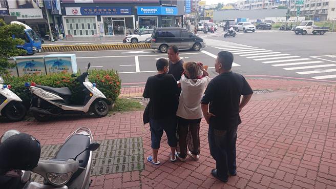 林姓女嫌 （左一）与陈姓女嫌（右二）原为情侣，现已分手，但之前一同贩毒遭警方锁定，22日将两人逮回警局。（程炳璋摄）