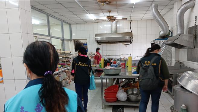 台東縣衛生局抽驗各式端午應景食品。（台東縣衛生局提供／蔡旻妤台東傳真）