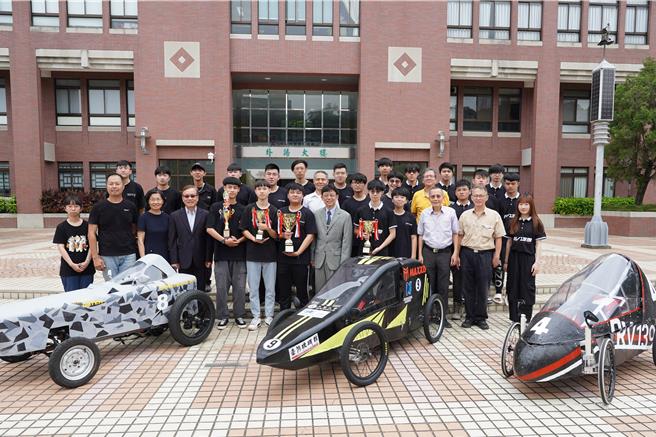 大葉大學今年有3支車隊參加環保節能車大賽賽，其中1支隊伍拿下了動態競賽冠軍，另2隊分別拿下動態競賽季軍、精神總錦標及車輛製作第4名，一舉抱回4座獎盃。（葉靜美攝）