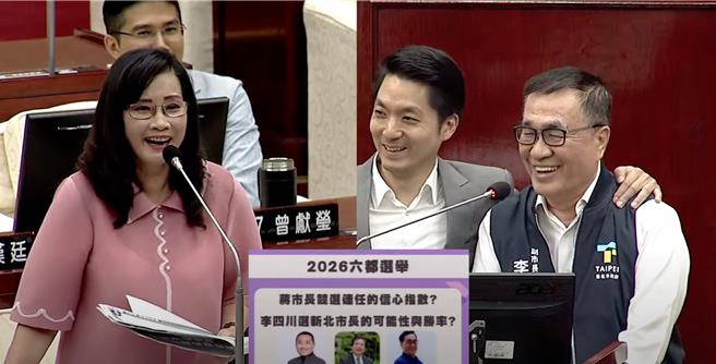 台北市长蒋万安（右二）被问到「是否舍得让李四川去选新北市长？」他则强调自己一直都是「万安紧抱」并马上搭肩李四川（右一），直言「川伯非常用心为台北市政努力，深受市民及里长肯定，特别工程专业上真的没有话讲。」（摘自北市议会直播系统／丁上程台北传真）