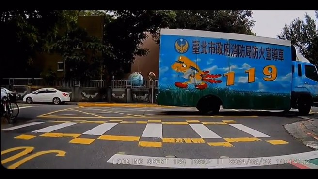 台北市消防局的消防宣导车，早上进行宣导活动，临时停车在黄网线上，造成民眾观感不佳，消防局表示会自我检讨。（翻摄爆料公社）