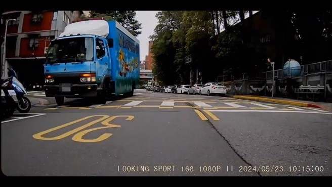 台北市消防局的消防宣导车，早上进行宣导活动，临时停车在黄网线上，造成民眾观感不佳，消防局表示会自我检讨。（翻摄爆料公社）