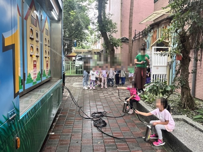 消防宣导车进行幼稚园消防宣导活动，当时是等校方开门，才会违规临停黄网线，照片为活动时拍摄。（翻摄画面）