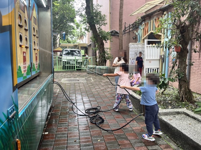 消防宣导车进行幼稚园消防宣导活动，当时是等校方开门，才会违规临停黄网线，照片为活动时拍摄。（翻摄画面）