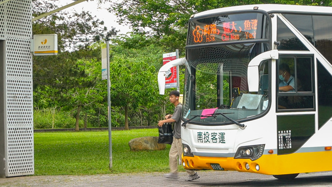 暨大於5/20正式開通台中高鐵直達暨大的免費台灣好行車次，只要刷一卡通的暨大學生證就享有免費搭乘的超值優惠。(照片/國立暨南國際大學提供)