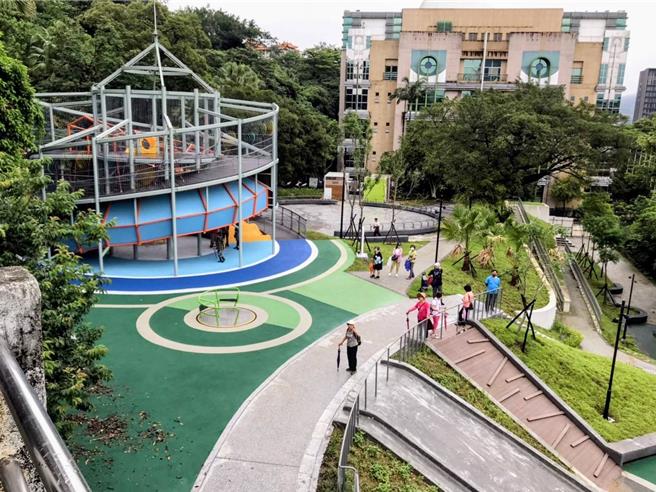 基隆市中正公园儿童游戏场将于6月启用，但有民眾发现挡土墙上缘出现水泥剥落，议员韩世昱指出，这可能危害民眾安全，要求市府立即改善。（张志康摄）