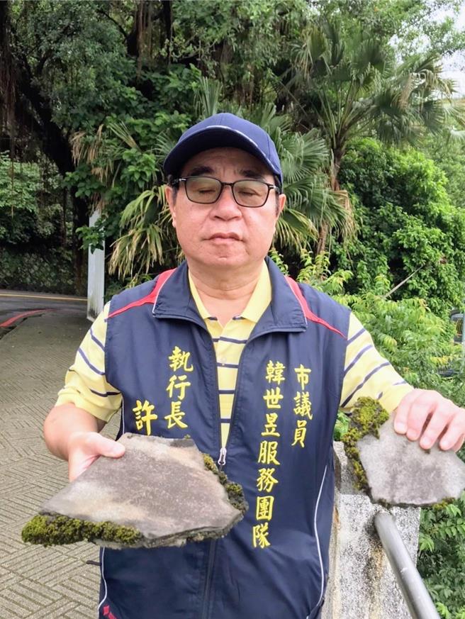 基隆市中正公园儿童游戏场将于6月启用，但有民眾发现挡土墙上缘出现水泥剥落，议员韩世昱指出，这可能危害民眾安全，要求市府立即改善。（张志康摄）