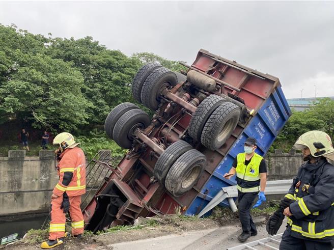 新北五股一辆曳引车疑似煞车失灵坠落水沟，驾驶骨折受困。（芦洲警分局提供）