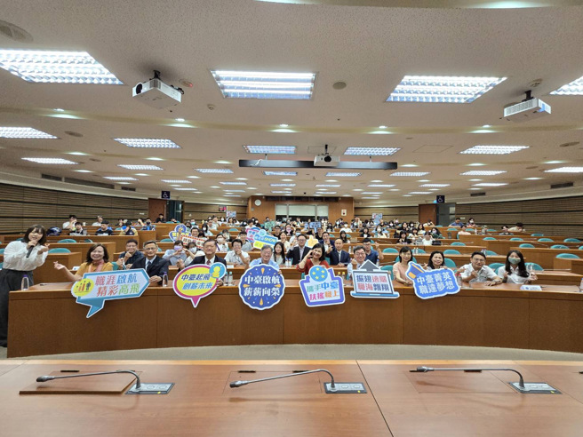 徵才博览会参与企业与校内师生大合照。(照片/中臺科技大学提供)