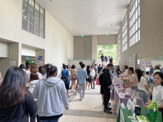 博览会现场企业提供学生谘询机会，吸引不少校内学生到场了解。(照片/中臺科技大学提供)