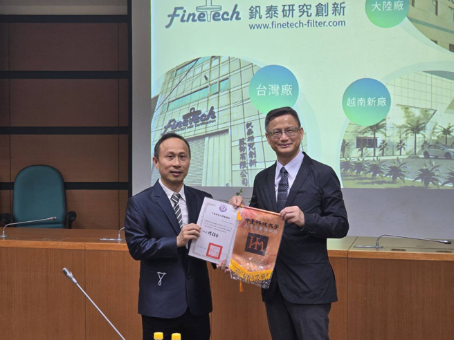 钒泰研究创新股份有限公司李国钰总经理带领团队亲临活动现场徵才(左至右:钒泰研究创新股份有限公司李国钰总经理、中臺科大行销系林英顏副主任) 。(照片/中臺科技大学提供)