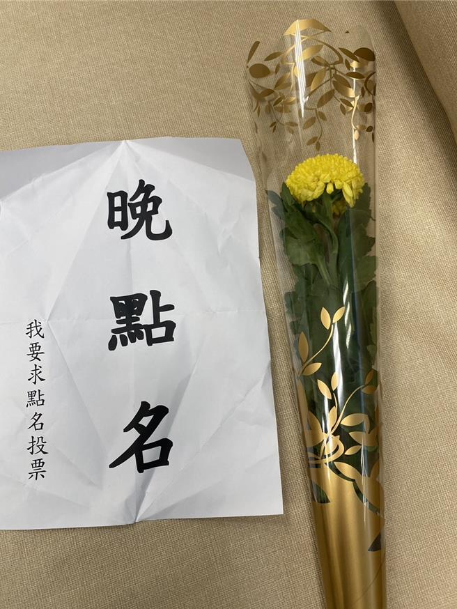 不明人士闯入立法院送菊花，不少蓝委办公室都收到。（立委廖伟翔办公室提供／陈薏云台北传真）