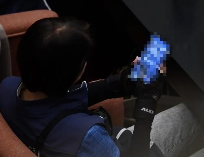 民进党立委助理偷拍国民党立委手机内容，并将画面流出，还未打马赛克，涉妨害秘密罪，引发网友公愤。（图／翻摄脸书）