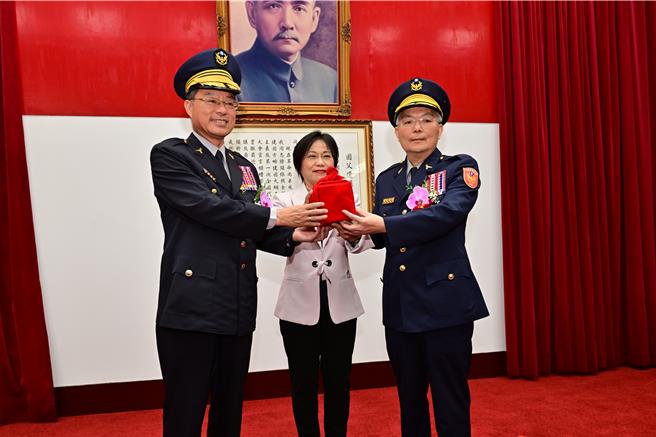 警政署长今天进行交接，昨晚网路却出现刑事局两线三星队长发文惹议。（警政署提供）