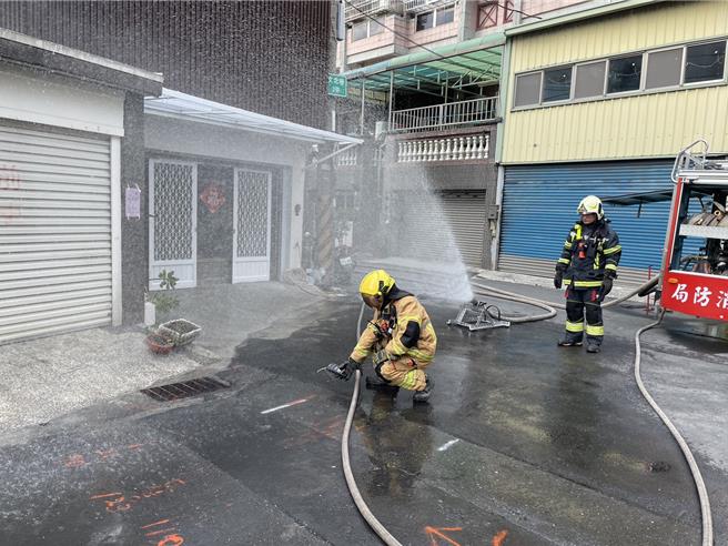 高雄市鸟松区文前金路和文前路文北巷的交叉路口今天下午4时43分传出异味，现场为瓦斯管线不慎破裂，目前已由瓦斯公司止漏。（警消提供／林雅惠高雄传真）