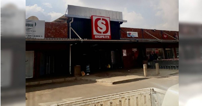 南非海德堡拉坦達，一名33歲男子班迪萊，在超市Shoprite偷竊，被保全關在冷凍庫約11小時，最終不幸身亡。（圖／Twitter／@Abramjee）