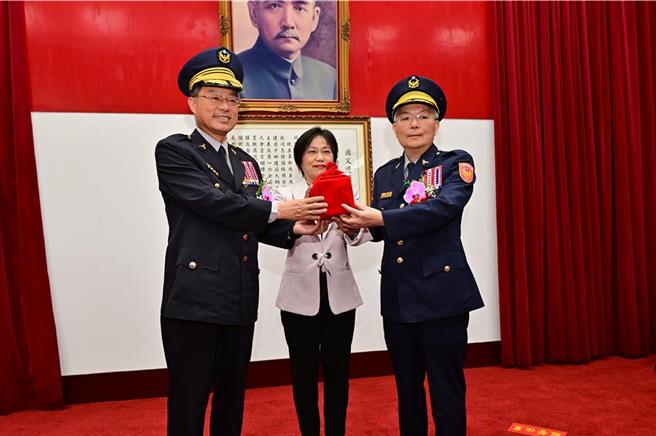 內政部長劉世芳主持監交儀式，並親自幫張榮興授階，上任後，張榮興的首要課題就是打擊詐欺。（內政部警政署提供／游念育台北傳真）